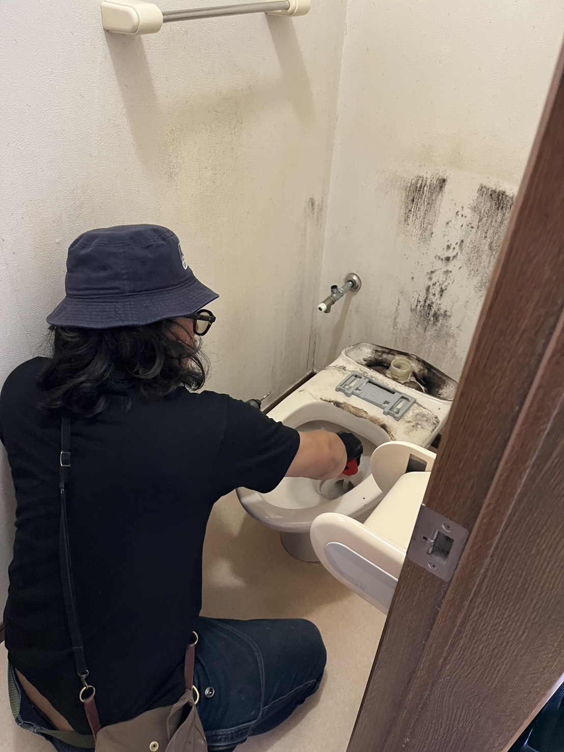 横浜市神奈川区 トイレ撤去 作業中写真