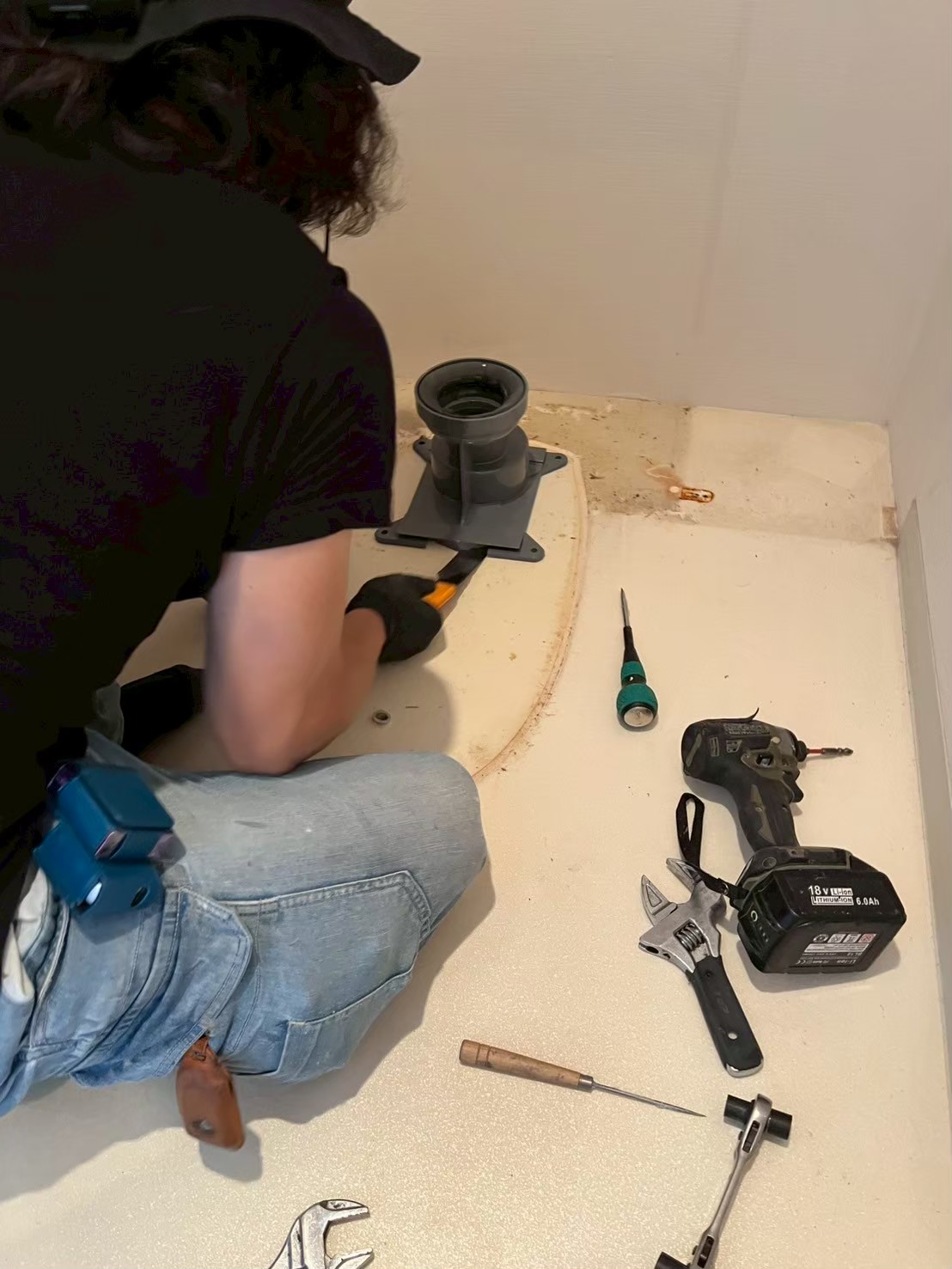 横浜市磯子区 トイレ撤去 作業中写真