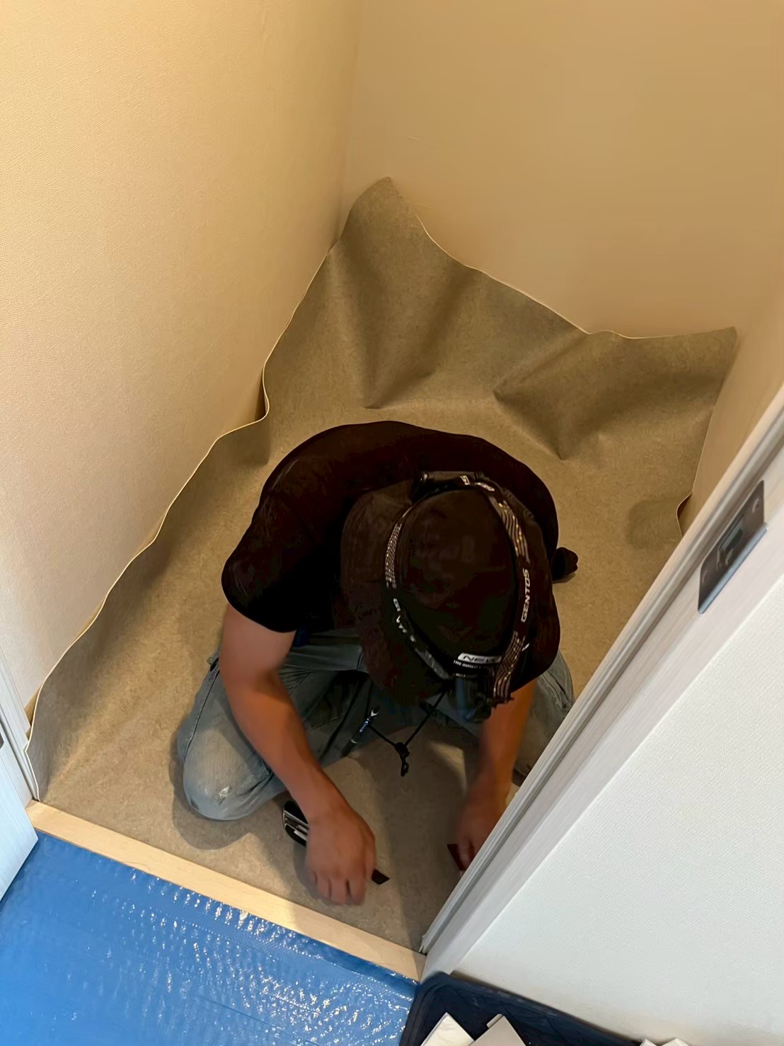 横浜市磯子区 トイレ床クッションフロア貼替え 作業中写真