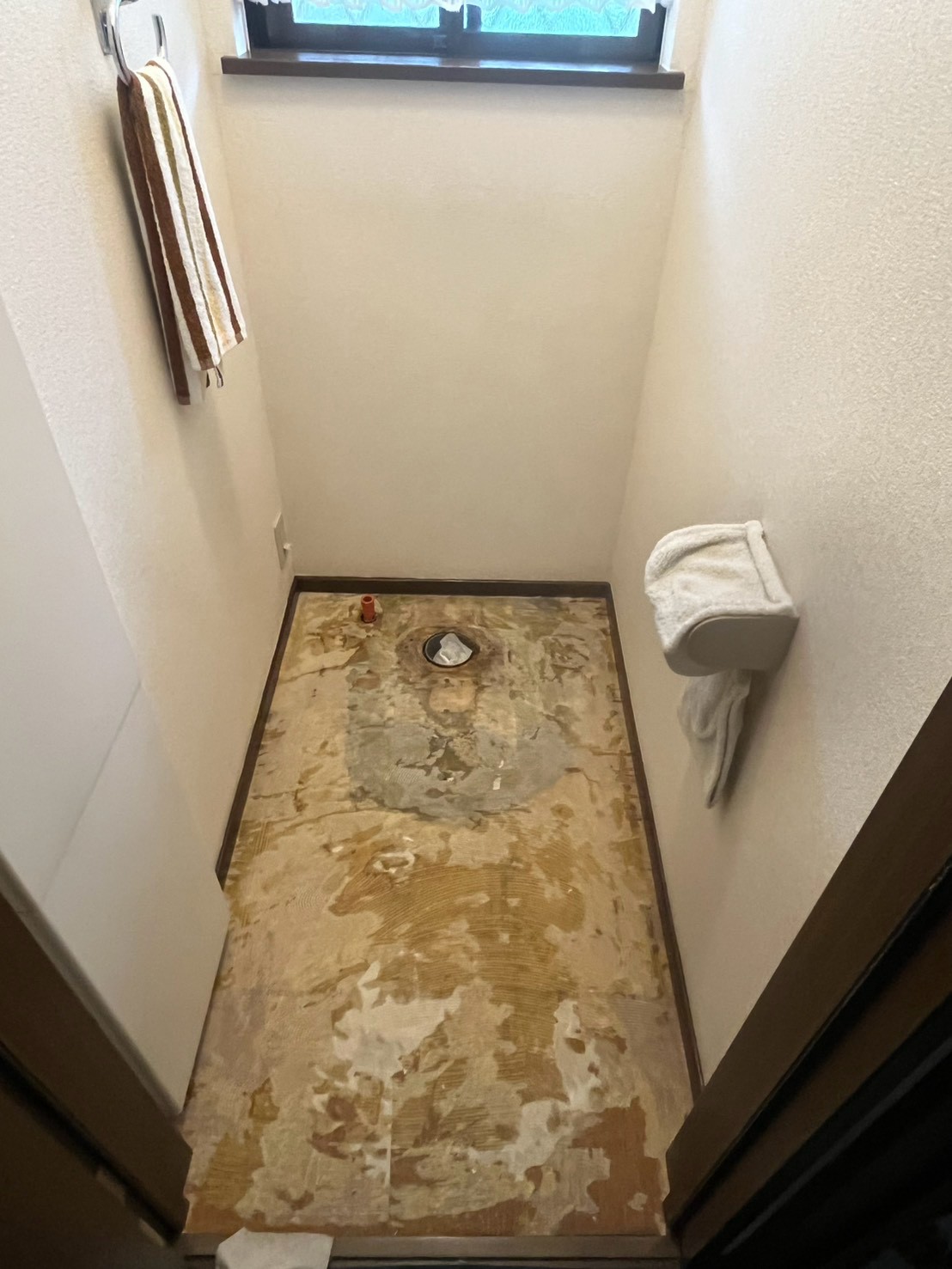 横浜市青葉区 トイレ交換 クッションフロア貼替 施工中写真