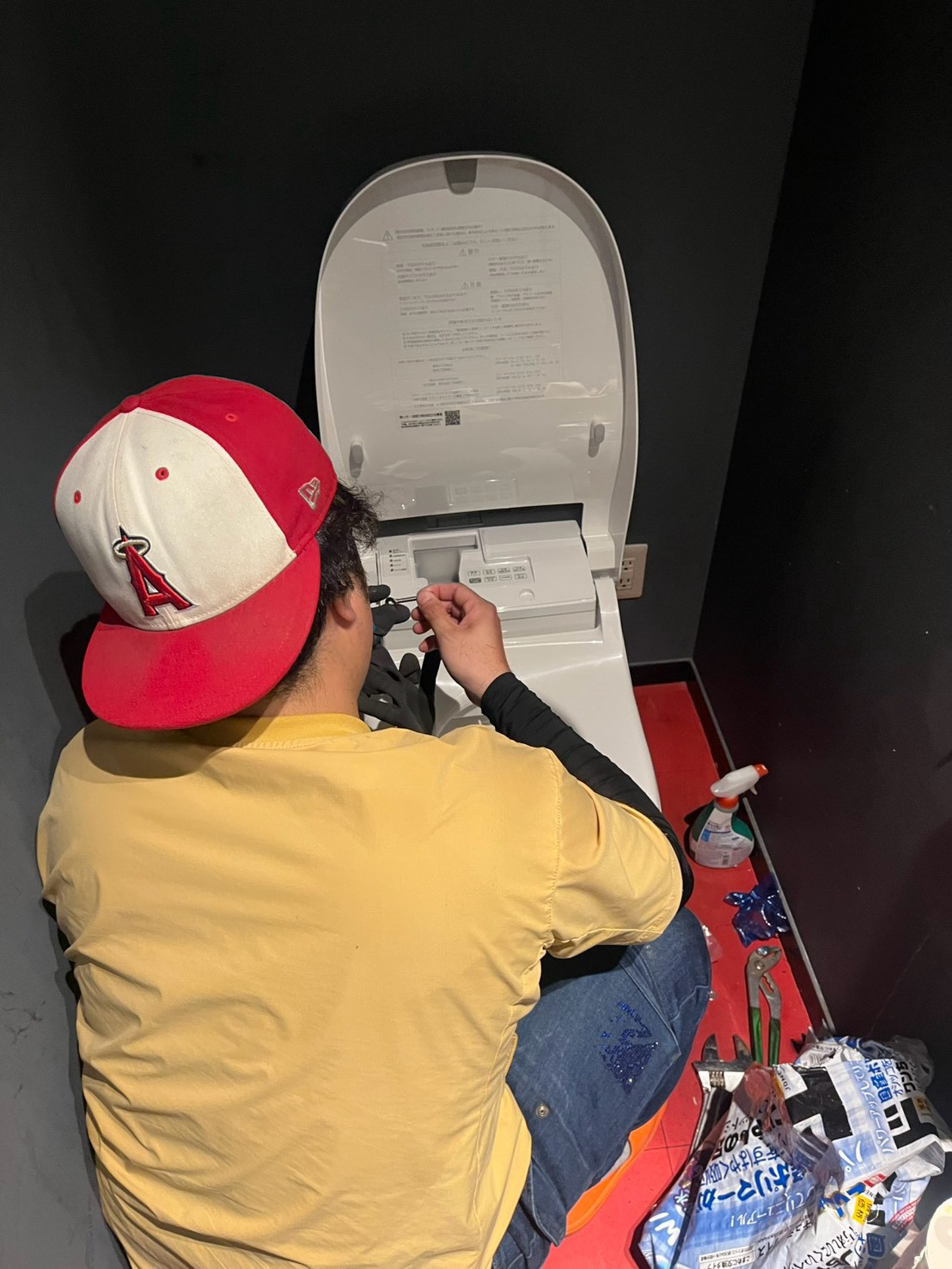 東京都港区 地下1階店舗 トイレ交換 作業中写真