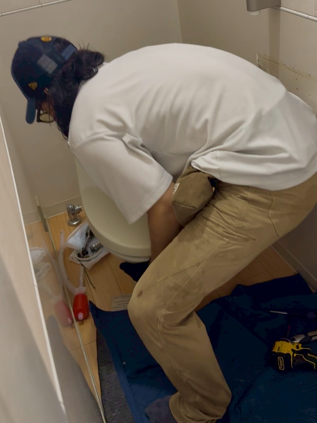 川崎市麻生区 トイレ交換 既存便器撤去後 作業中写真